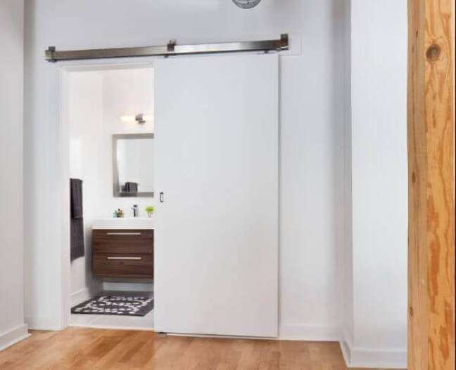 36. Porta branca de correr para banheiro no quarto moderno – Foto Decor Facil