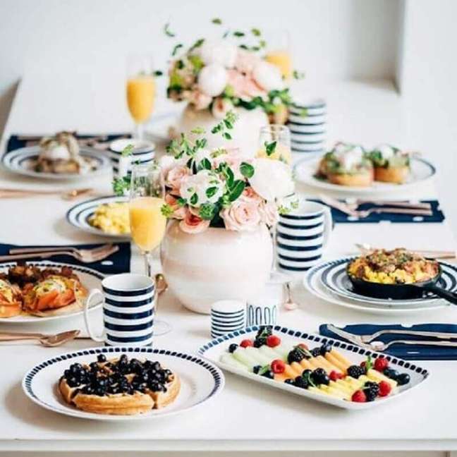 12. Arranjo de flores delicadas para decoração de mesa de café da manhã – Foto: Pinterest