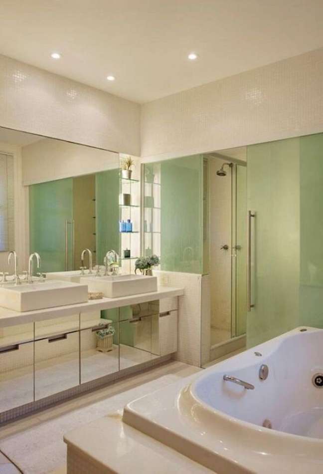 25. Banheiro com banheira grande e porta de madeira para banheiro com puxador grande – Foto Casa de Valentina