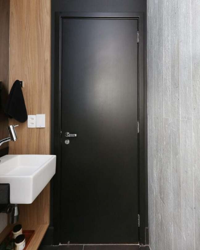2. Porta preta de madeira para banheiro moderno – Foto Degrade Arquitetura