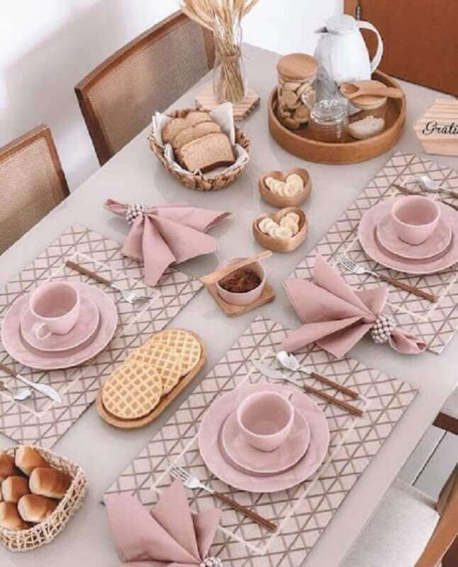 7. Decoração delicada para mesa de café da manhã rosa e branca – Foto: Pinterest