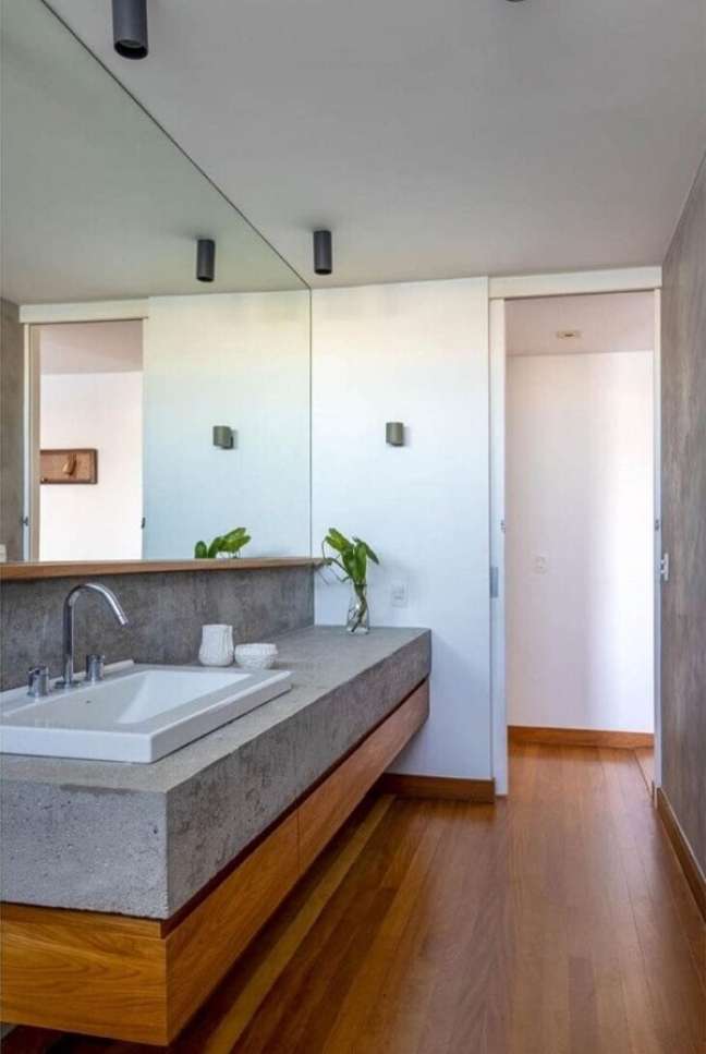 26. Banheiro com porta de madeira branca de correr – Foto Ana Neri