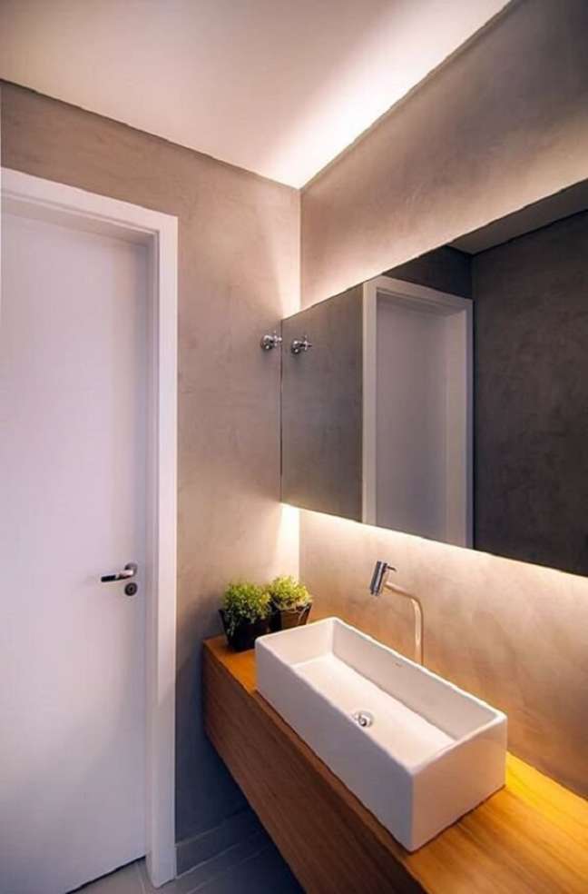 9. Porta de madeira para banheiro moderno com espelho de led – Foto Arkpad