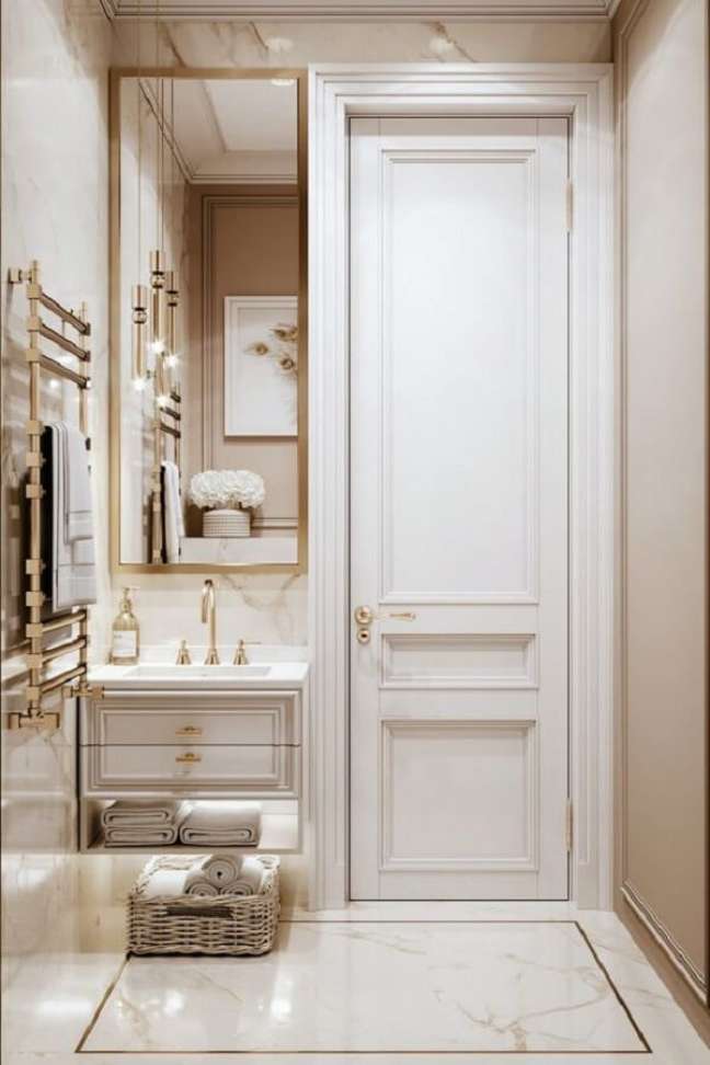 43. Porta de madeira para banheiro branco e dourado – Foto Artis Interiors