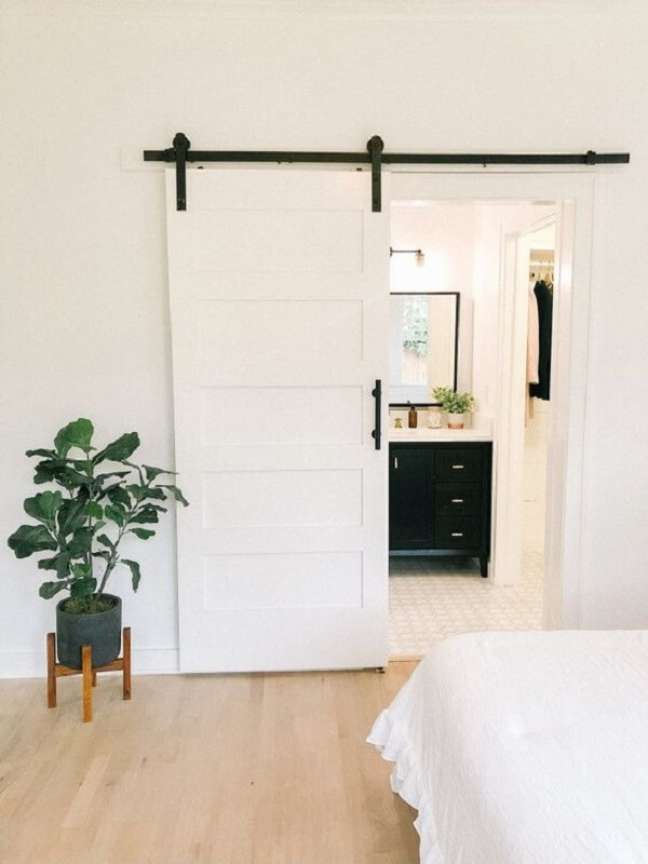 3. Porta de madeira para banheiro de correr na cor branca – Foto Mollie Mason