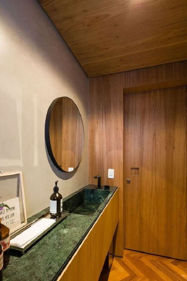 30. Decoração rústica com porta de madeira para banheiro – Foto Casa de Valentina