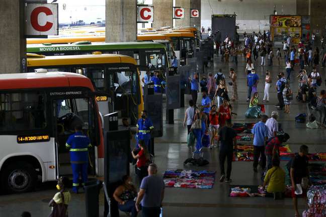 Terminal Rodoviário de Brasília tem registro diário de fluxo de pessoas. Decreto do DF determina uso obrigatório de máscara em toda a cidade