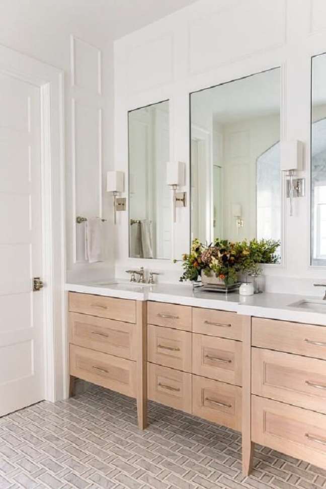 24. Banheiro branco com gabinete de madeira e porta branca moderna – Foto decor pad