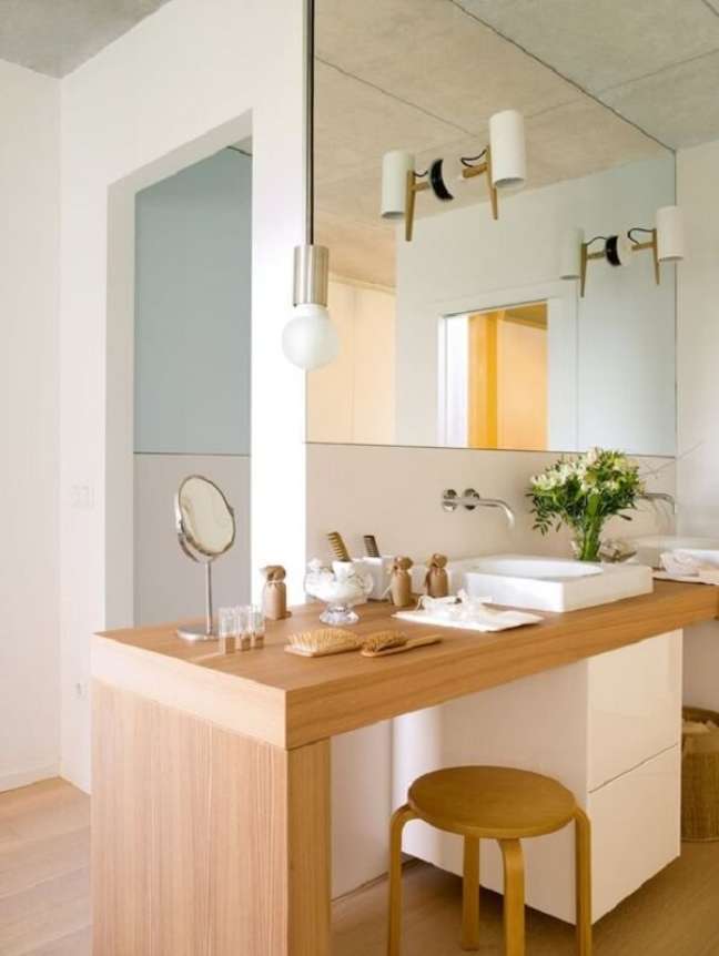 52. Porta de madeira para banheiro com penteadeira – Foto El Mueble