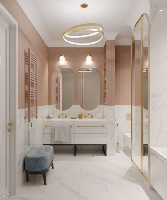 44. Porta de madeira para banheiro branco e dourado luxuoso – Foto Mudryakova