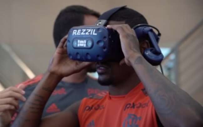 Em recuperação, Ramon já utilizou o aparelho de realidade virtual (Foto: Reprodução / FlaTV)