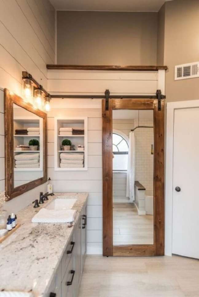 11. Porta de madeira para banheiro na cor branca com espelho e moldura rustica – Foto Home Stars Photo