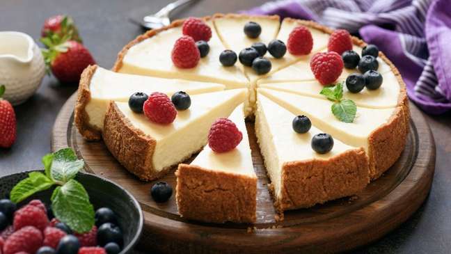 O cheesecake conta com um creme à base de queijo, além de diversas e deliciosas opções de calda