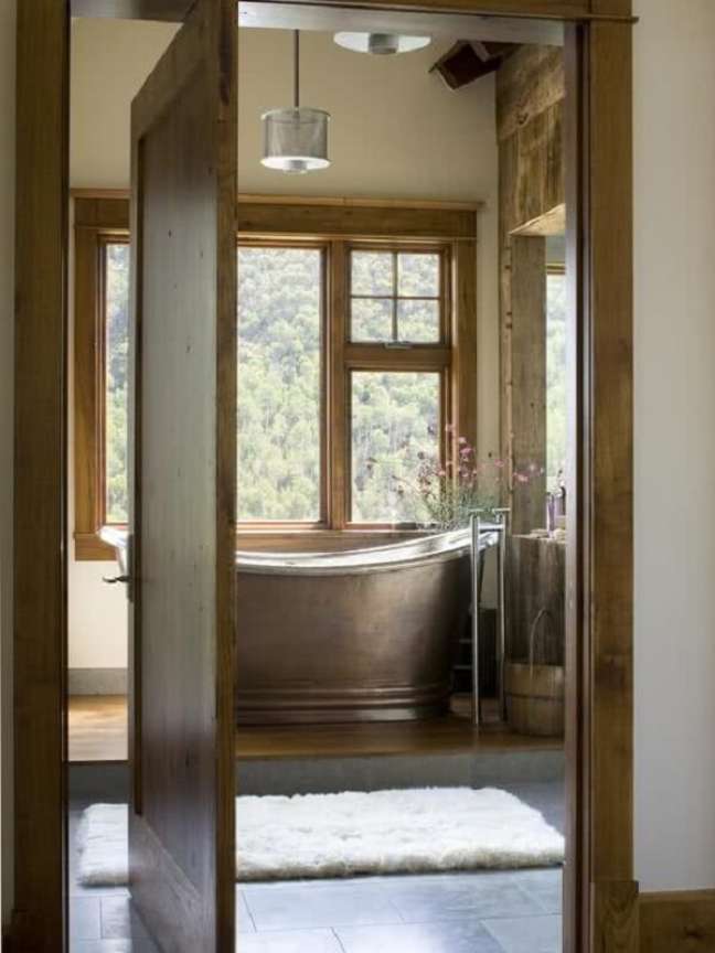 32. Modelo de porta de madeira para banheiro rústico – Foto Architecture art Designs