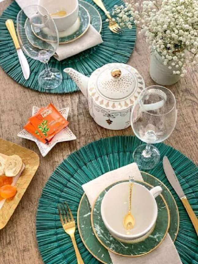 10. Mesa de café da manhã decorada com sousplat verde e talheres dourados – Foto: Pixabay