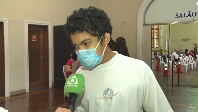 "Não acreditem nesse Bolsonaro", diz criança ao se vacinar contra covid
