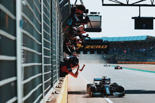 Lewis Hamilton cruzando a linha de chegada em primeiro no GP da Grã-Bretanha