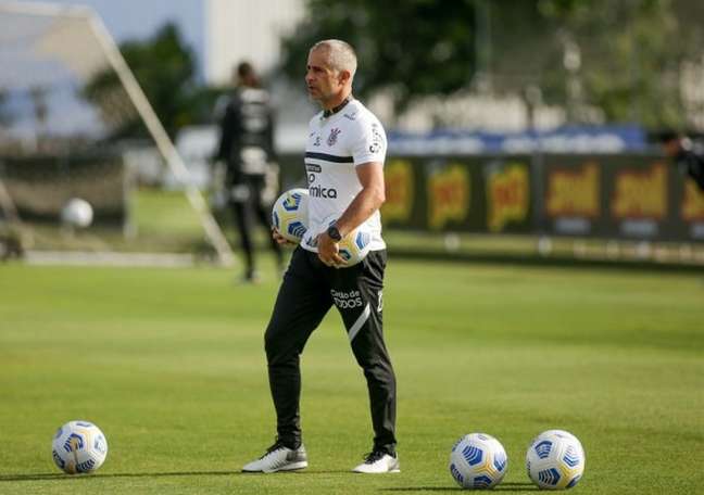Sylvinho durante treino do Timão (Foto: Rodrigo Coca/Ag. Corinthians)