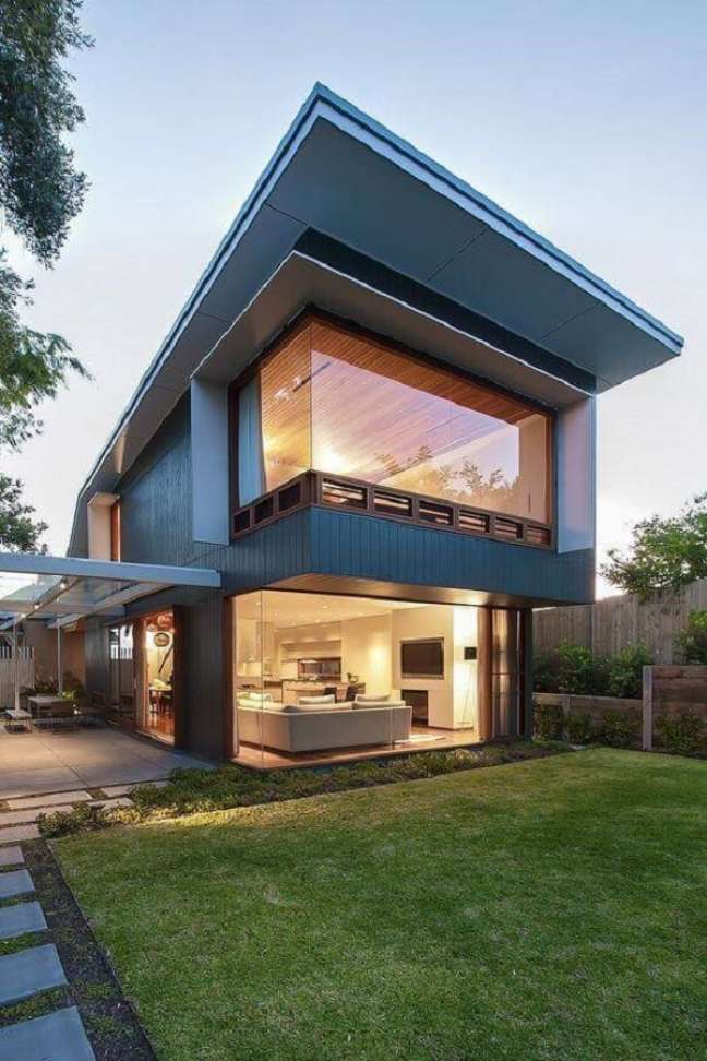 9. Cores para fachadas de casas modernas com porta de vidro para integrar a casa com luminária externa – Foto Forfur