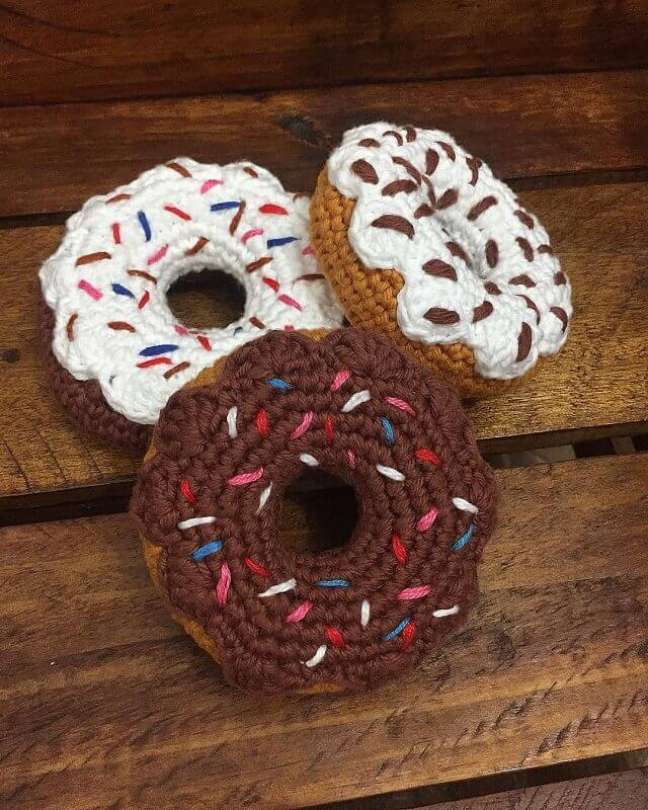 21. Amigurumi em formato de donut para decoração – Foto: Eduarda Serviços