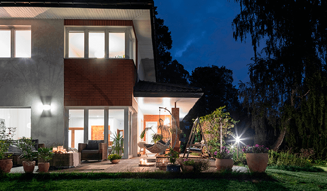 1. Luminária externa para casa com varanda e jardim – Foto cec
