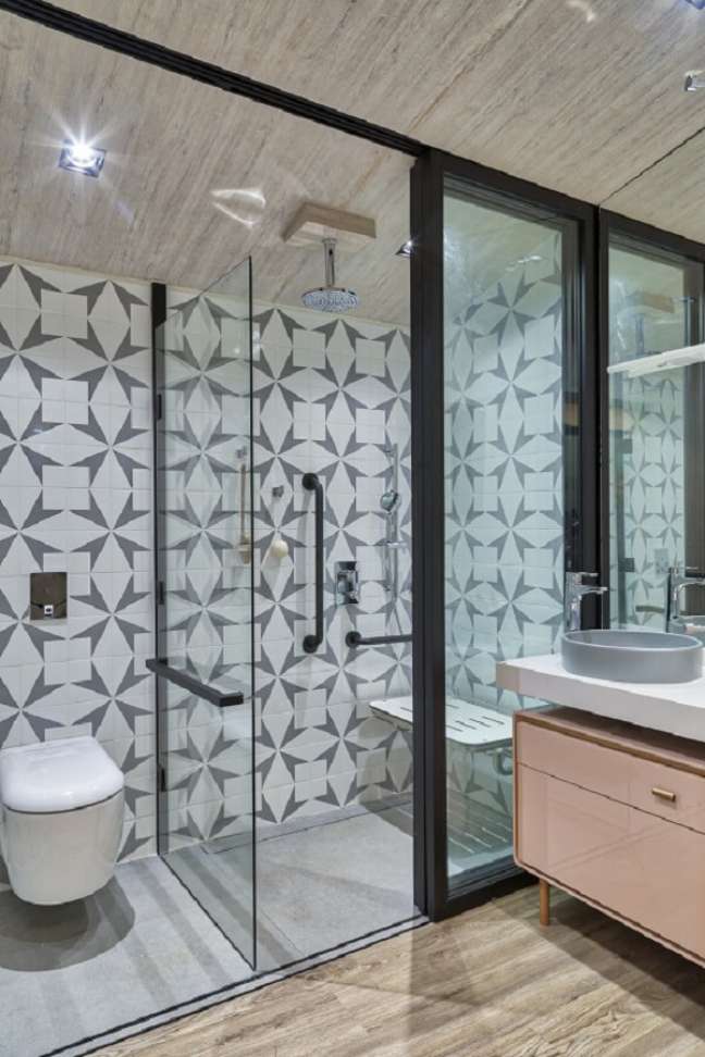 1. Tipos de chuveiro inox de teto com ducha e revestimento geométrico – Foto Flavia Ranieri