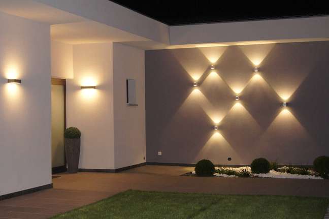 4. Luminária externa com arandela na parede – Foto Homify