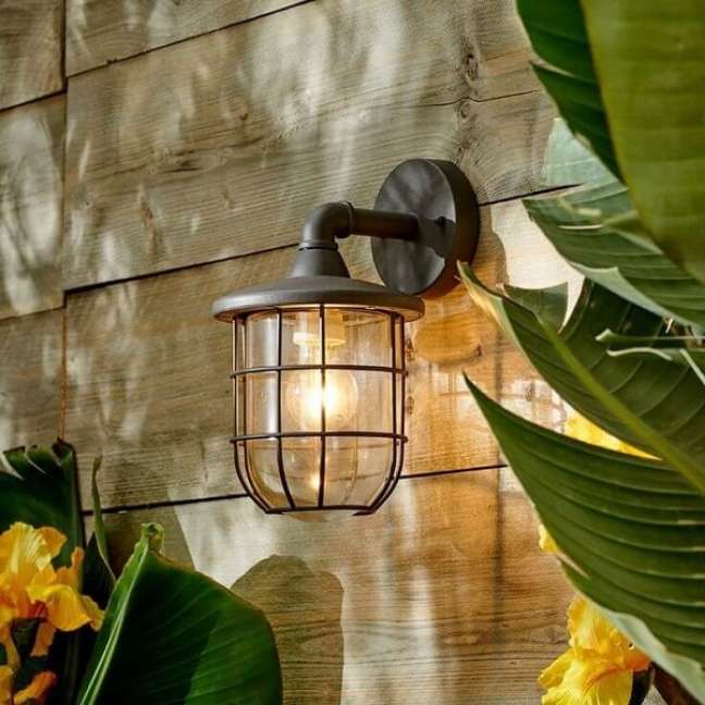 2. Luminária externa para jardim iluminado com arandela industrial – Foto Karwei