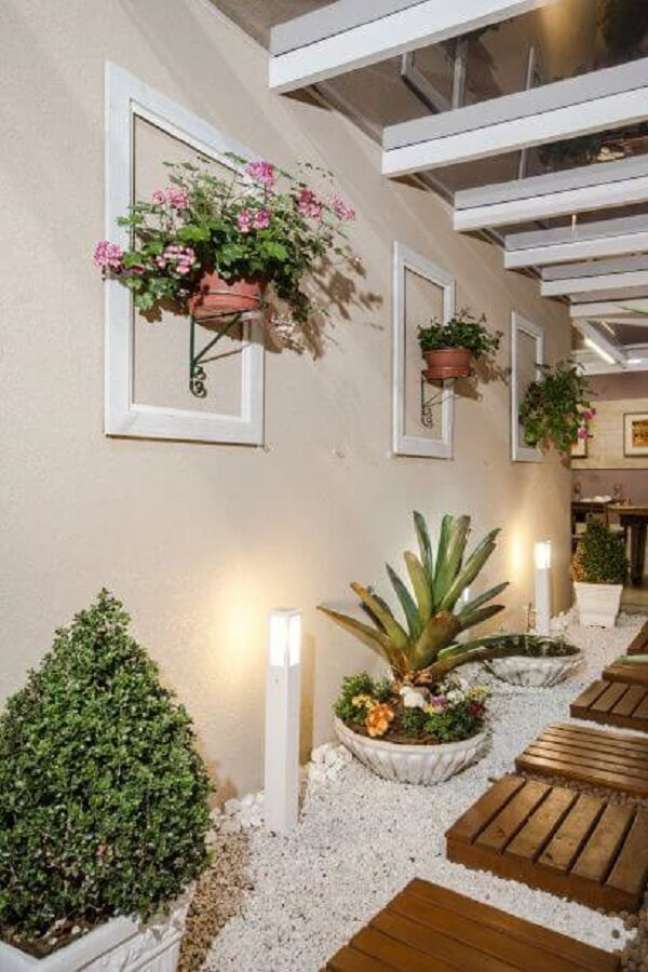 18. Ideais para luminária externa de chão com vasos de plantas – Foto Casa Claudia