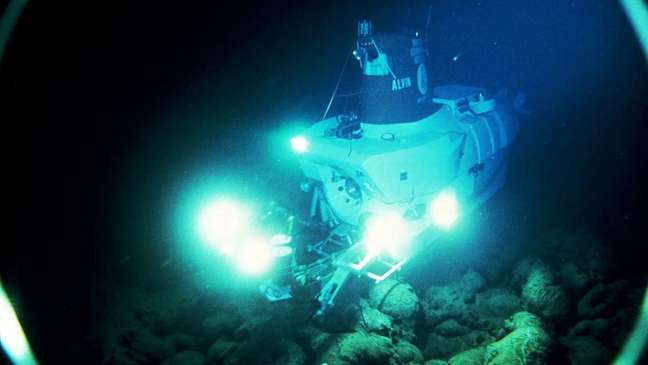 Alvin foi o primeiro veículo operado por controle remoto a visitar respiradouros hidrotérmicos quando mergulhou até o leito oceânico profundo em 1977