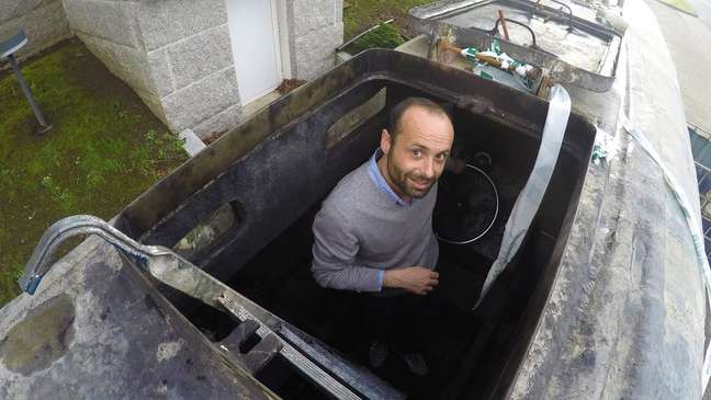 Javier Romero visita o narcossubmarino para uma de suas reportagens sobre a saga para o veículo La Voz de Galicia