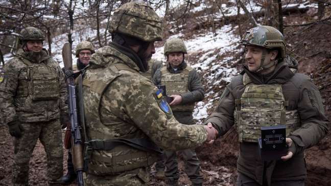 O presidente ucraniano, Volodymyr Zelensky (dir.), visitou tropas de seu país em dezembro O presidente ucraniano, Volodymyr Zelensky (dir.), visitou tropas de seu país em dezembro