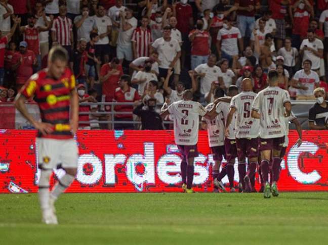 Jogadores do CRB vibram com a torcida após gol marcado por Marcinho (Foto: Francisco Cedrim/CRB)
