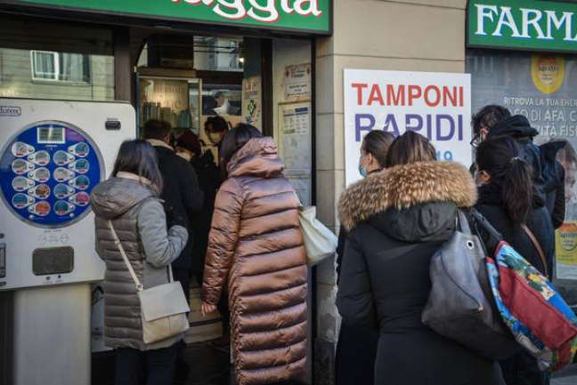 Itália estabilizou casos e agora vê tendência de queda nas mortes
