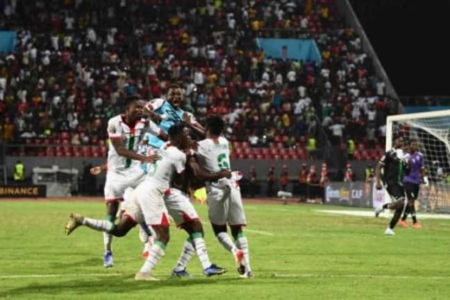 Jogadores de Burkina Faso comemorando classificação após disputa de pênaltis (Foto: CHARLY TRIBALLEAU / AFP)