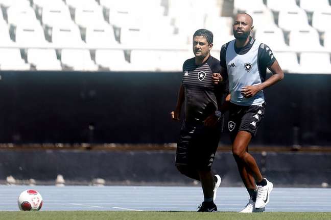 Chay ao lado de Fábio Azevedo, fisioterapeuta do Botafogo (Foto: Vítor Silva/Botafogo)