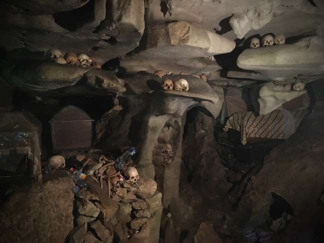 Nas várias cavernas da montanhosa região, são encontrados todos os tipos de ossos e esqueletos