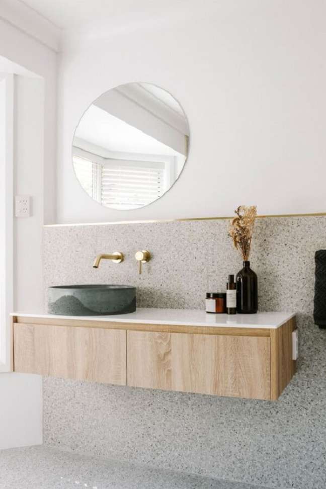 7. Banheiro moderno com torneira dourada de parede – Foto Abi Interiors