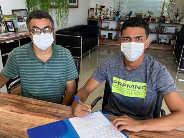 Tomate assina a renovação ao lado do diretor do Andirá antes de ir para o Botafogo (Foto: Reprodução)