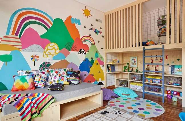 6. Papel de parede colorido para decoração de brinquedoteca planejada – Foto: Marcos Fertonani para MOOUI