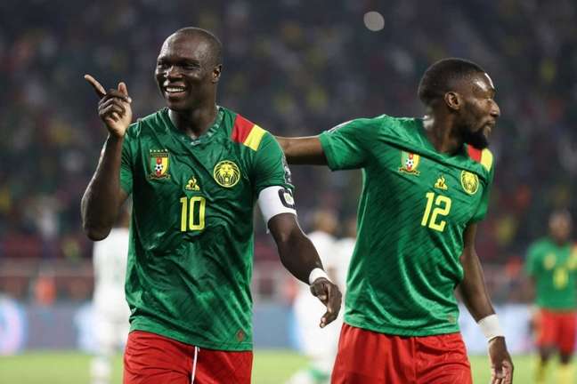 Aboubakar (à esq.) tem seis gols no torneio e Toko Ekambi (à dir.) marcou três (Foto: KENZO TRIBOUILLARD / AFP)