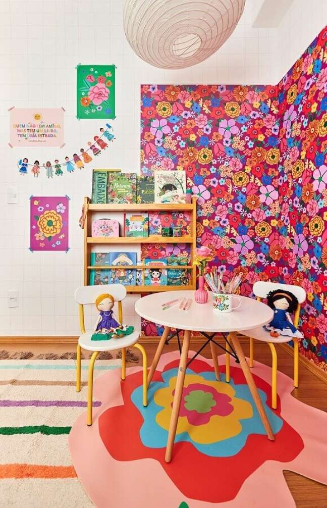 5. Papel de parede floral para decoração de quarto infantil com brinquedoteca – Foto: Marcos Fertonani para MOOUI