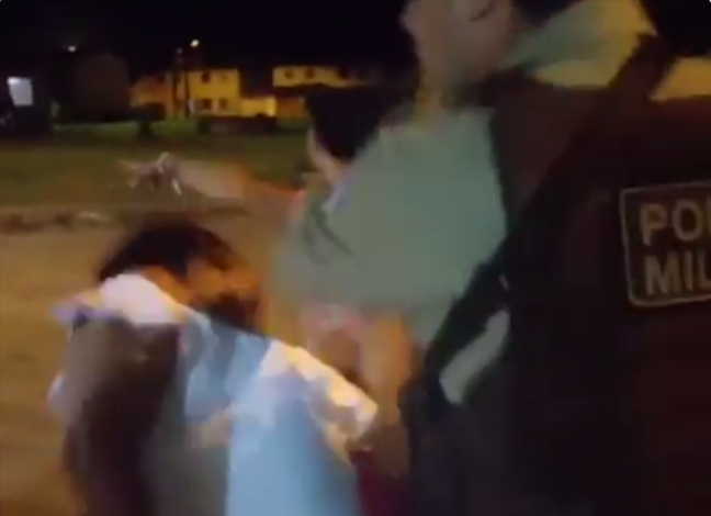 Policial militar agride mulher com um tapa no rosto na Bahia. 