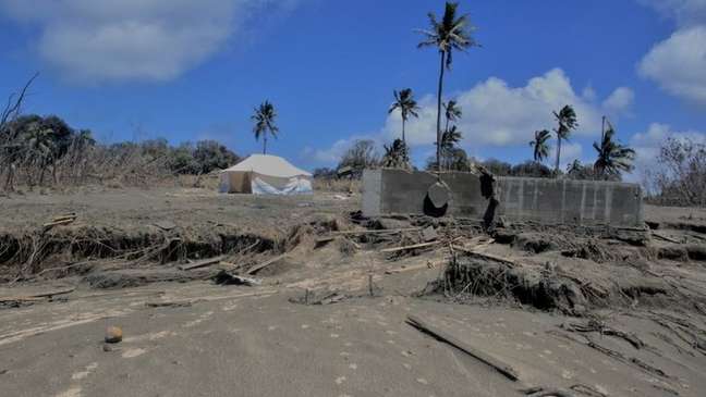 Por toda parte, há rastros de destruição em Tonga