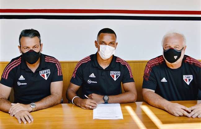 Juan renova contrato com o São Paulo (Foto: Fellipe Lucena / saopaulofc.net)