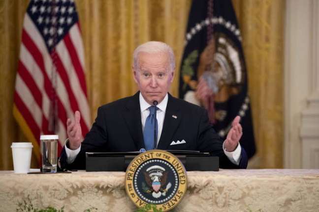 Sem notar microfone ligado, Biden xinga repórter na Casa Branca