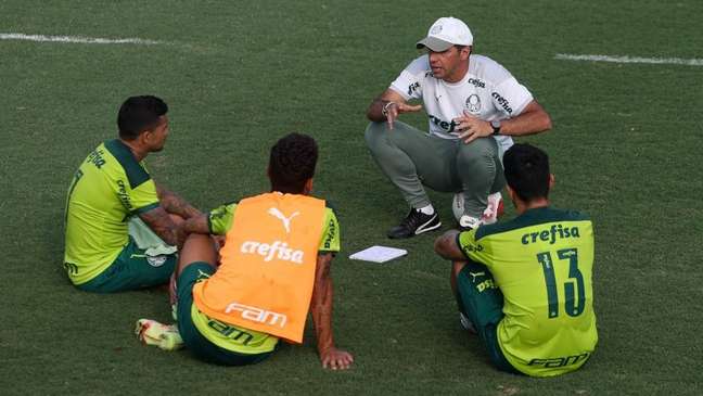 Abel Ferreira conversa com jogadores do Palmeiras durante treino da tarde desta terça (Foto: Cesar Greco/Palmeiras)