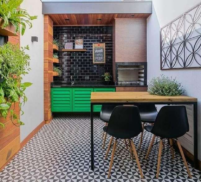 61. Revestimento preto para cantinho do churrasco decorado com gabinete verde – Foto: Casulo Arquitetura e Design