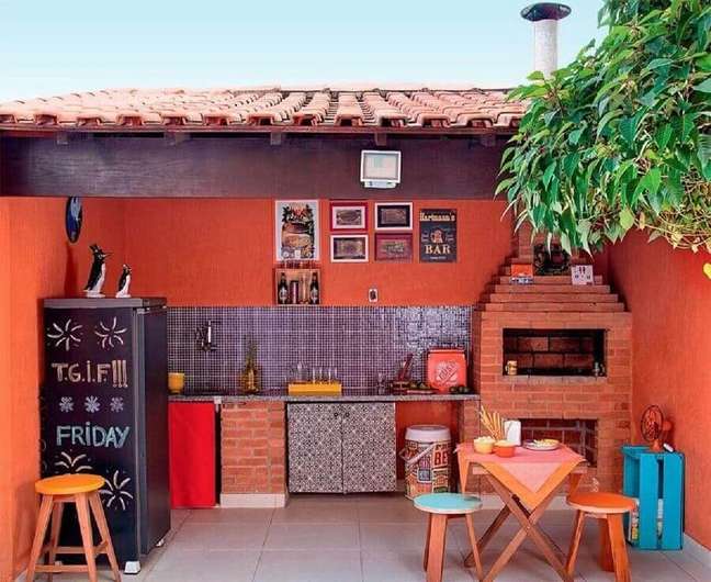 23. Cantinho do churrasco simples decorado com churrasqueira de tijolinho e parede terracota – Foto: Otimizi