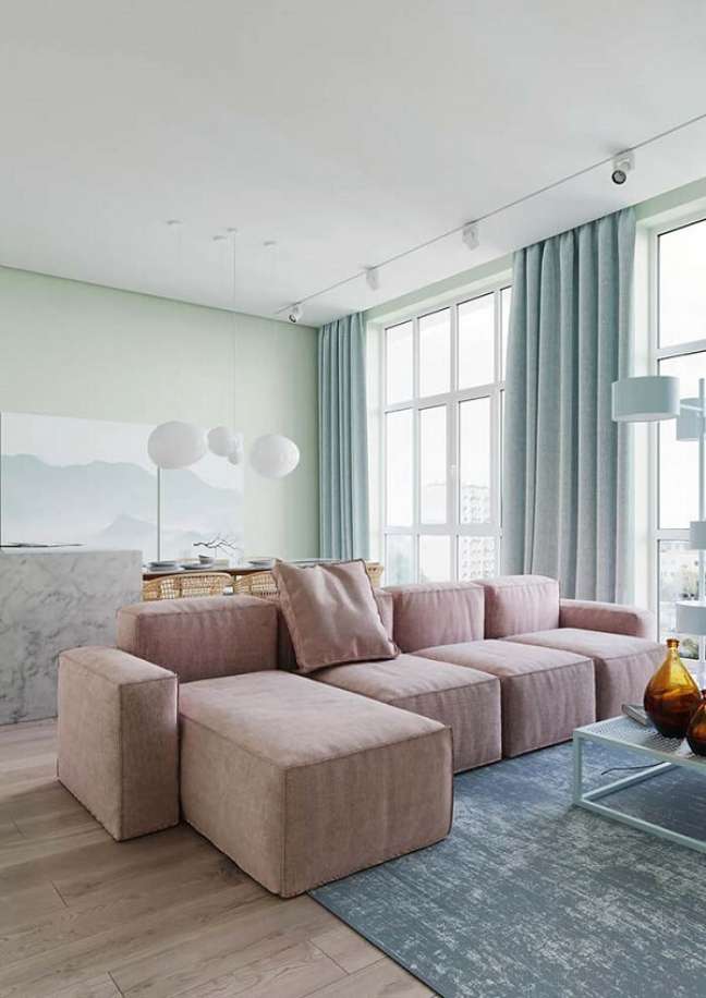 41. Sala em tons pasteis com sofá rosa e cortina com parede verde – Foto Decor Facil